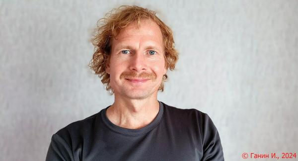 Поза &laquo;Собаки мордой вниз&raquo; в йоге: чем полезна и как правильно выполнять (видео)