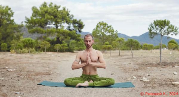 Поза &laquo;Собаки мордой вниз&raquo; в йоге: чем полезна и как правильно выполнять (видео)