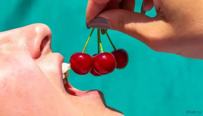 Девушка быстрее заснет, если выпьет вишневый сок